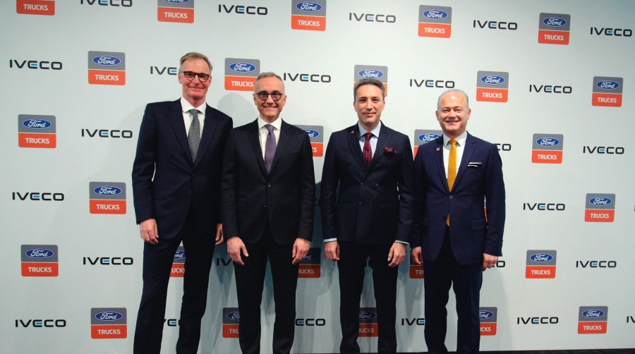 En la ceremonia de firma estuvieron presentes Güven Özyurt, Director General de Ford Otosan; Emrah Duman, vicepresidenta de Ford Trucks; Olof Persson, consejero delegado del Grupo Iveco; y Luca Sra, Presidente de la Unidad de Negocio de Camiones del Grupo Iveco.