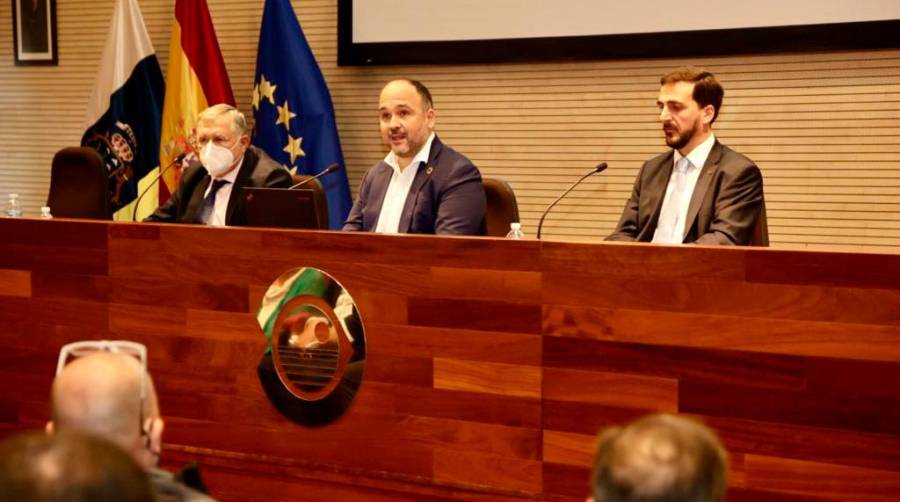 Carlos González, presidente de la Autoridad Portuaria de Santa Cruz de Tenerife; José Antonio Valbuena, consejero de Transición Ecológica, Lucha contra el Cambio Climático y Planificación Territorial del Gobierno de Canarias; y Tomás Ramagosa, director técnico de la Asociación Empresarial Eólica.