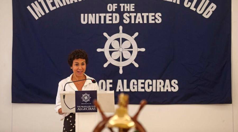 Isabel Pardo de Vera, exsecretaria de Estado de Transportes, Movilidad y Agenda Urbana y expresidenta de Adif, ayer durante su ponencia en el coloquio mensual de Propeller Algeciras. Foto Europa Sur.