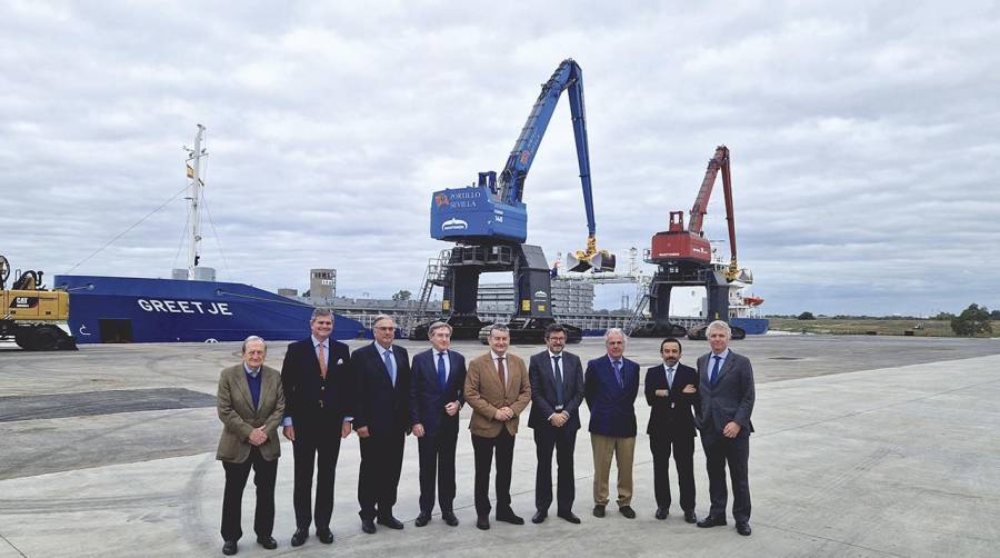 Aldeport ha inaugurado esta mañana su nueva terminal en el puerto de Sevilla. El presidente de la Autoridad Portuaria de Sevilla, Rafael Carmona; el consejero de la Presidencia, Antonio Sanz; y el presidente de Puertos del Estado, Álvaro Rodríguez Dapena, han participado en el acto.