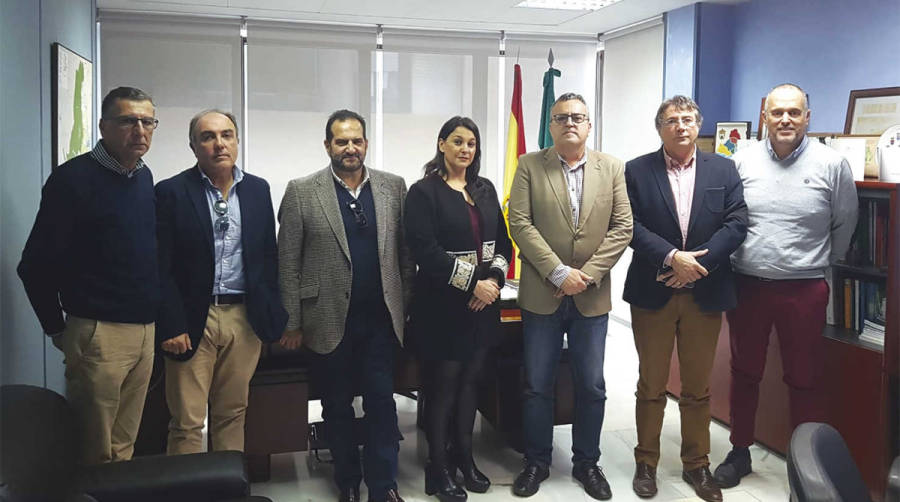 Representantes de ATCBA junto al subdelegado del Gobierno de la Junta de Andaluc&iacute;a en el Campo de Gibraltar, &Aacute;ngel Gavino.