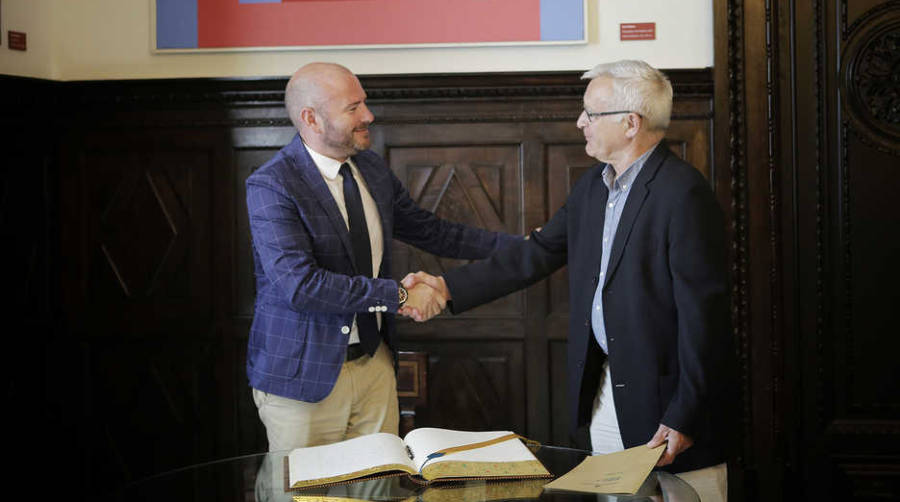 Un momento del encuentro entre el alcalde de Val&egrave;ncia, Joan Rib&oacute; (derecha), y el presidente de la Diputaci&oacute;n de Valencia, Toni Gaspar.