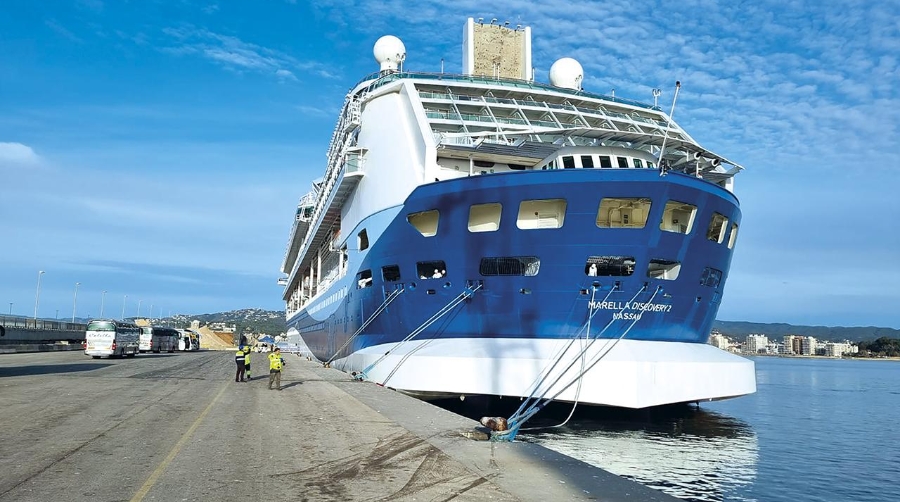 El crucero “Marella Discovery 2” en el puerto de Palamós.