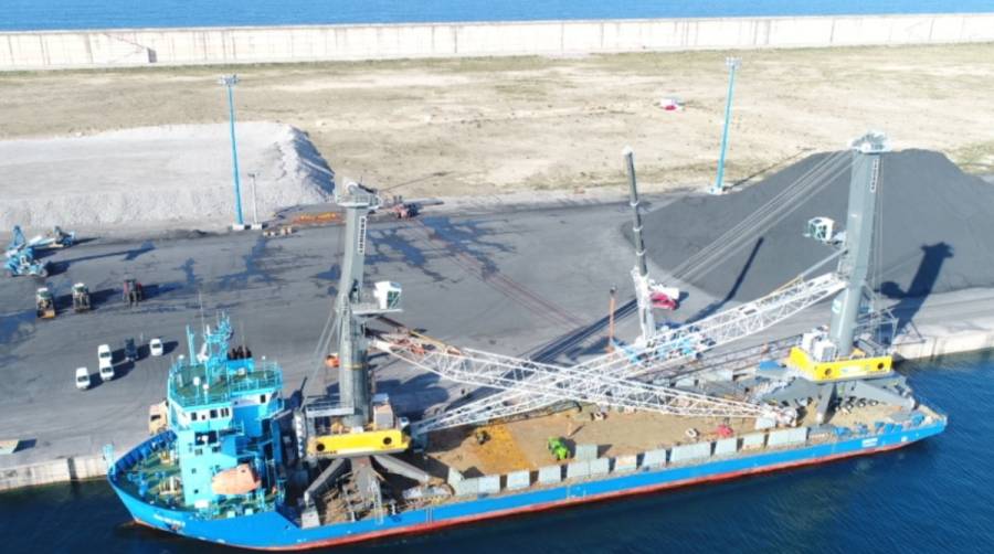 La gr&uacute;a lleg&oacute; ayer al Puerto de Gij&oacute;n desde Rostock (Alemania), totalmente ensamblada a bordo del buque &ldquo;Meri&rdquo;.