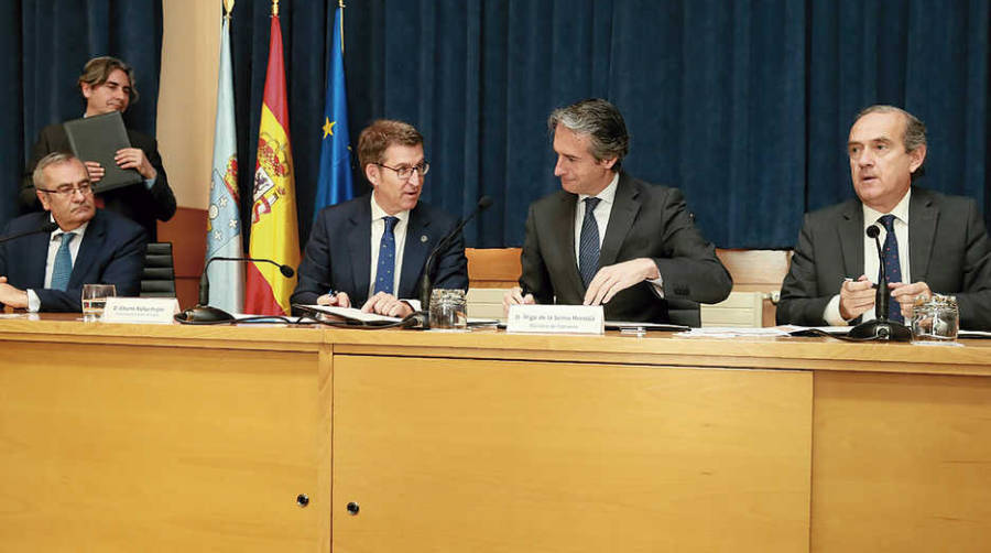 Izq. a dcha.: Jos&eacute; Llorca, presidente de Puertos del Estado; Alberto N&uacute;&ntilde;ez Feij&oacute;o, presidente de la Xunta de Galicia; &Iacute;&ntilde;igo de la Serna, ministro de Fomento; Enrique Losada, presidente de la Autoridad Portuaria de A Coru&ntilde;a.