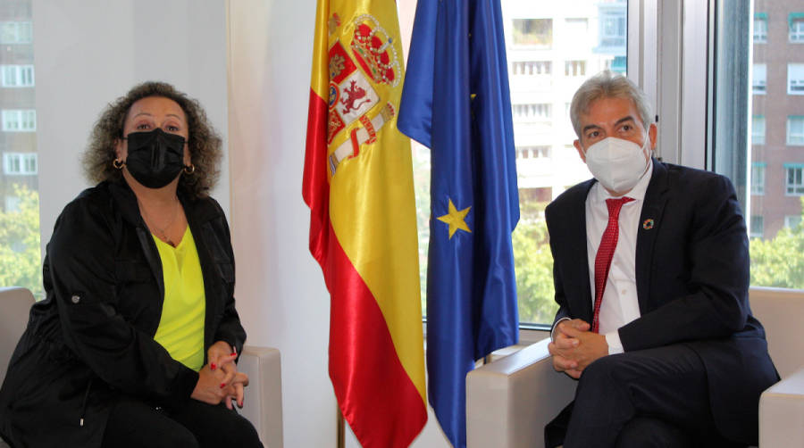 Yolanda Mu&ntilde;oz, presidenta de la Autoridad Portuaria de Cartagena; y Lucrecio Fern&aacute;ndez, director general de SEPES.