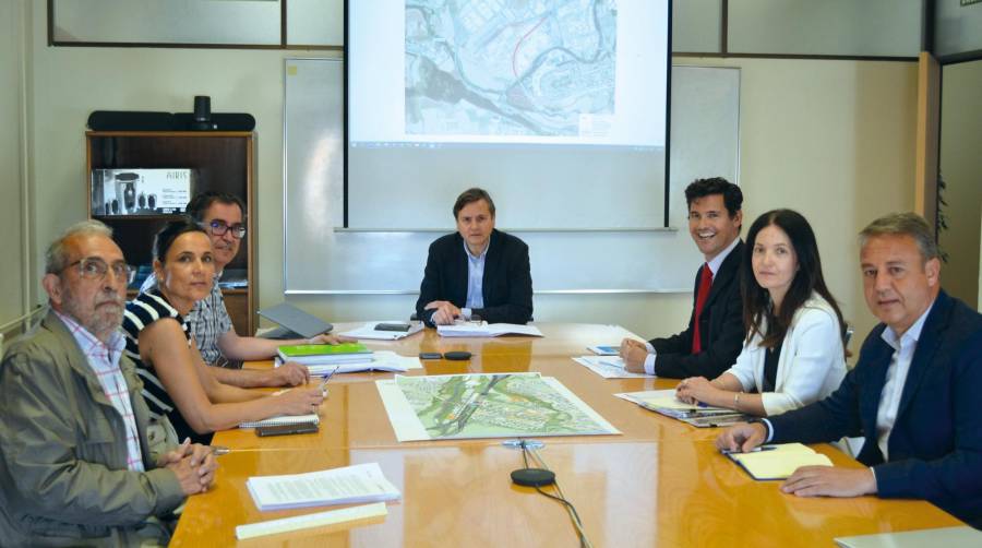 De izquierda a derecha, Juan López, coordinador del PSIS de Etxabakoitz; Mª Carmen González, jefa de la Sección de Proyectos; Josetxo López, director del Servicio de Estudios y Proyectos; Pedro López, director general de Obras Públicas e Infraestructuras; Borja López, de TRN Taryet; y Delia Romera y Juan Manuel Fernández, de TPF Ingeniería.