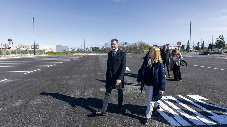 Un momento de la visita realizada por el alcalde a la nueva zona de estacionamiento.