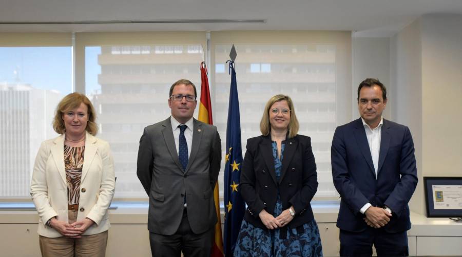 Áurea Perucho Martínez, directora del Centro de Estudios y Experimentación de Obras Públicas Cedex; Raül Blanco Díaz, presidente de Renfe; Mª Luisa Domínguez González, presidenta de Adif; y Sergio Vázquez Torrón, presidente de Ineco, durante el acto de la firma del convenio.