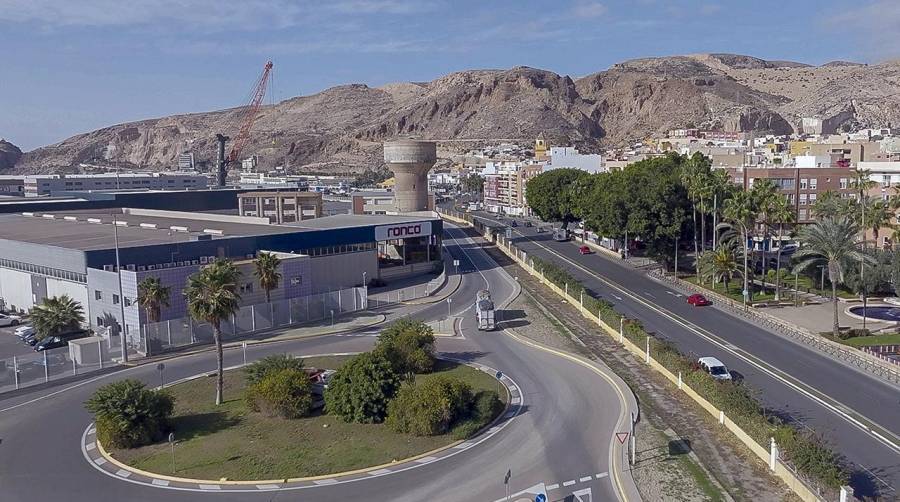 Vista aérea desde la rontonda a la que acceden los desembarques y vial de ciruclación al que se sumará el tercer carril.