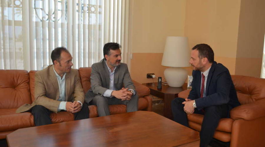 El presidente de la Autoridad Portuaria de Cartagena, Joaqu&iacute;n Segado, reunido con el director general de Formaci&oacute;n Profesional y Ense&ntilde;anzas de R&eacute;gimen Especial de la Regi&oacute;n de Murcia, Sergio L&oacute;pez Barrancos, y con el director del Centro Integrado de Formaci&oacute;n Profesional de Hosteler&iacute;a de Cartagena, Antonio Garc&iacute;a.