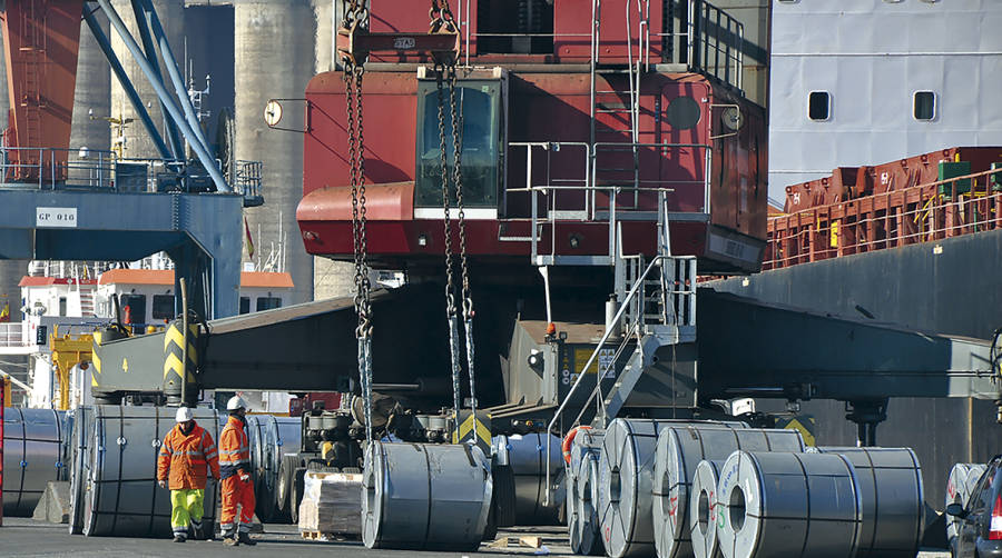 Operativa con bobinas de acero en el Puerto de Bilbao.