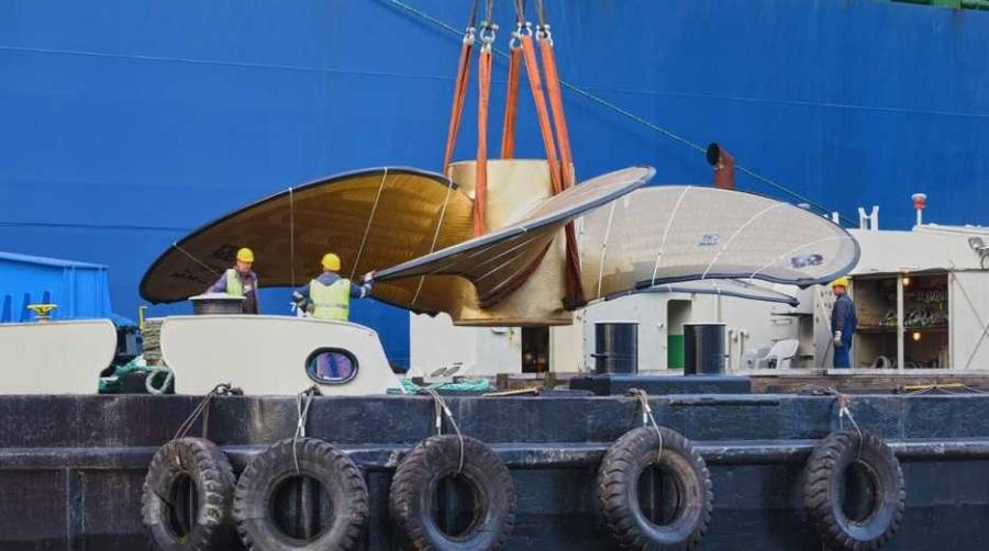 La gr&uacute;a flotante &ldquo;HHLA IV&quot; llev&oacute; la gigantesca h&eacute;lice de 110 toneladas de peso al Puerto de Waltershof,