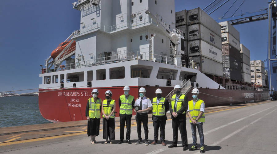 Con motivo de la primera escala del &quot;Containerships Stellar&quot; en Bilbao, representantes de la Autoridad Portuaria entregaron una metopa al capit&aacute;n del buque.