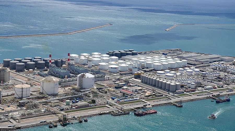 Instalación Meroil Tank ubicada en el puerto de Barcelona, en el centro de la imagen.