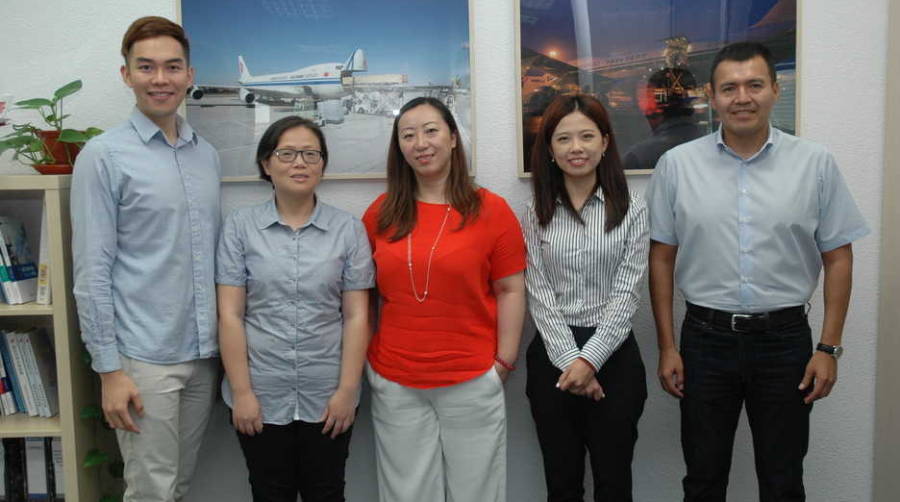 De derecha a izquierda, Edgard Zenteno, cargo sales manager Spain de Air China Cargo; Tiantian Ye, operations; Maggie Yang, cargo manager Spain; Ada Jin, accounting; y Li Tie, bookings. Foto Miguel Jim&eacute;nez.