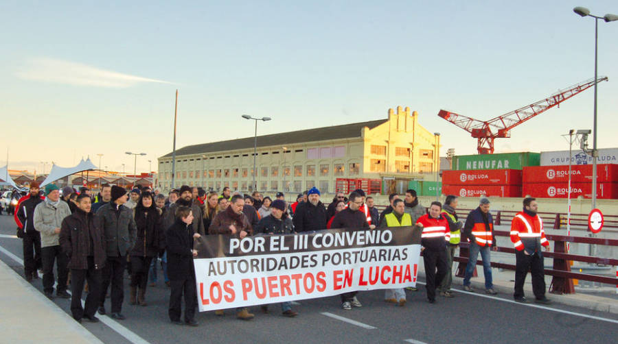 La movilizaci&oacute;n de los trabajadores de las autoridades portuarias bloquea los accesos al Puerto de Valencia