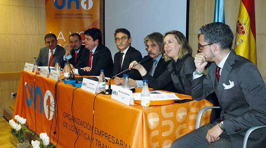 De izquierda a derecha, Ram&oacute;n Valdivia, director general de ASTIC; Alfonso Hidalgo, director de estudios econ&oacute;micos de UNESID; David Barrio, director de reciclado y log&iacute;stica de Aspabel; Alejandro S&aacute;nchez, director de log&iacute;stica y ecommerce de AECOC; Emilio Sidera, subdirector general de Ordenaci&oacute;n y Normativa de Transporte Terrestre; M&ordf; Anuncia Ocampo, jefa de &aacute;rea de autorizaciones especiales de la subdirecci&oacute;n general de operaciones y movilidad de la DGT; y Daniel LaTorre, director gerente de UNO.