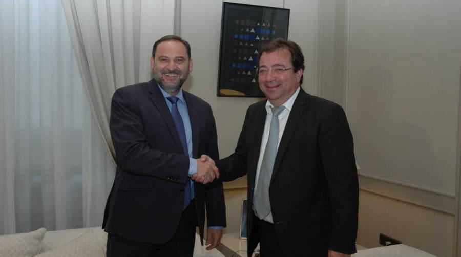 El ministro de Fomento, Jos&eacute; Luis &Aacute;balos, y el presidente de la Junta de Extremadura, Guillermo Fern&aacute;ndez Vara, al inicio de su reuni&oacute;n en Madrid. Foto I.Pe&ntilde;a.