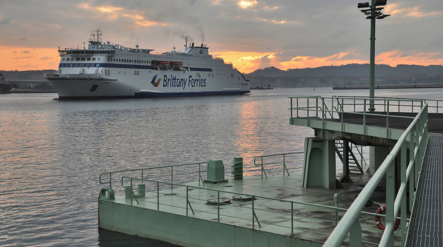 El buque &quot;Galicia&quot; de Brittany Ferries, durante una pruebas de reposare de GNL en el Puerto de Bilbao el pasado mes de abril.