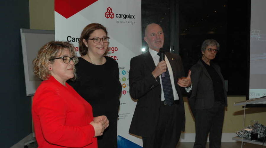 De izquierda a derecha, Milagros Morales, directora de Cargolux en Barcelona; Yolanda Sabater, hasta ahora directora en Madrid; Pierandrea Galli, Regional Director South West Europe; y Merc&eacute; Saboya, country manager para Espa&ntilde;a y Portugal, en el acto realizado el mi&eacute;rcoles en Madrid para anunciar a los clientes la nueva reestructuraci&oacute;n de la red. Foto I.Pe&ntilde;a.