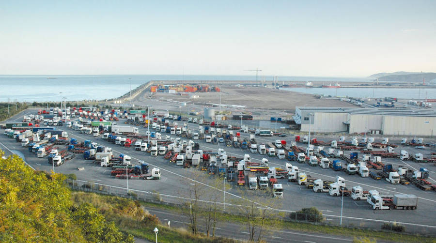 Egas y Sintrabi amenazan con nuevos paros en el transporte de carga general en el Puerto de Bilbao