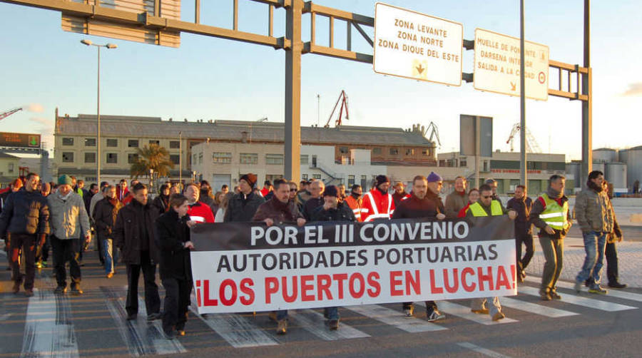 Los trabajadores de las autoridades portuarias espa&ntilde;olas elevan el tono de sus protestas