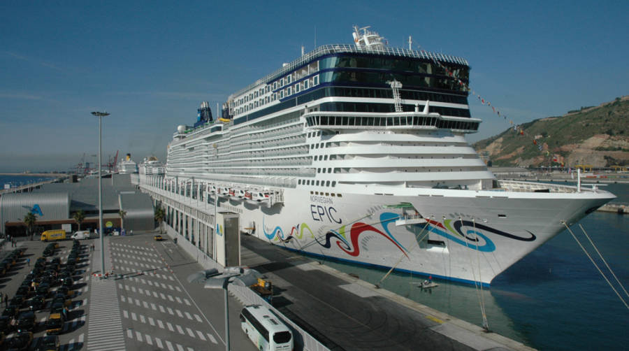 El &ldquo;Norwegian Epic&rdquo; atracado en el Puerto de Barcelona. Foto E. Garc&iacute;a.