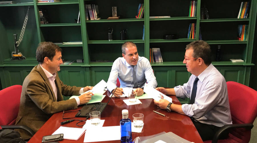 De izquierda a derecha: Ignacio de Sebasti&aacute;n, director de ventas de Kalmar; Manu P&eacute;rez Riveras, director de SLP; Carlos Lobato, consejero delegado de SLP.