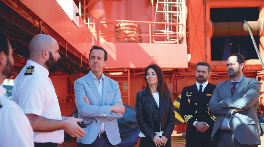 El buque de Salvamento Marítimo “Clara Campoamor” hace escala en el Puerto de Almería