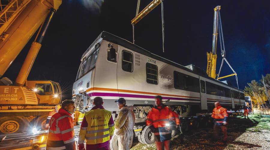 Renfe transporta unidades de Cercanías a Valencia por carretera