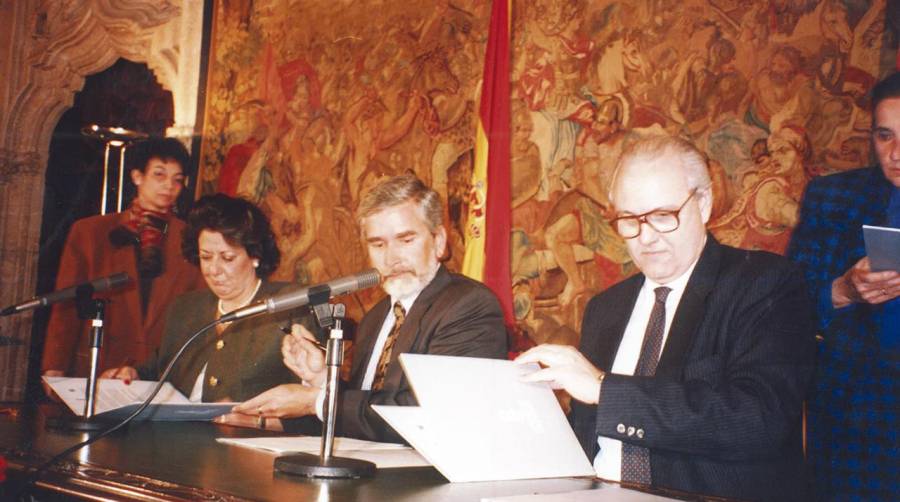 La alcaldesa de Valencia, Rita Barberá,; el presidente de la Generalitat Valenciana, Joan Lerma; y el presidente de la Autoridad Portuaria de Valencia, Fernando Huet, firmaron el acta de constitución para la creación de la Zona de Actividades Logísticas del Puerto de Valencia.