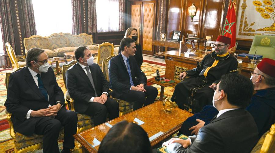 Un momento de la reunión entre el presidente del Gobierno, Pedro Sánchez, y el Rey de Marruecos, Mohamed VI.