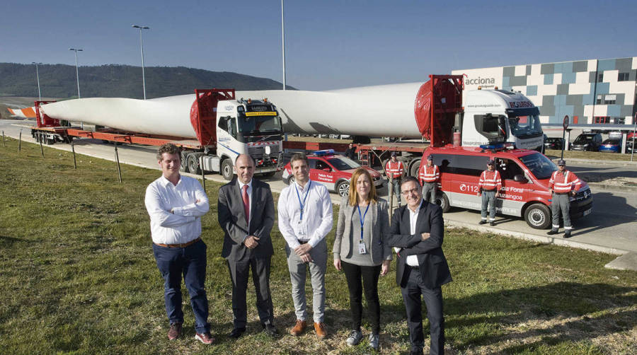 Izda. a dcha: Lorenzo Rissotto, manager log&iacute;stico de Acciona; Manu Ayerdi, vicepresidente de Desarrollo Econ&oacute;mico del Gobierno de Navarra; Pedro Campo, gerente de la planta de Acciona en Lumbier; Ana Manj&oacute;n, directora de producci&oacute;n de Nordex Acciona; Peio Ayerdi, jefe del Gabinete de Desarrollo Econ&oacute;mico.