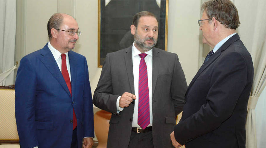 El ministro de Fomento, Jos&eacute; Luis &Aacute;balos, se re&uacute;ne con el presidente de Arag&oacute;n, Javier Lamb&aacute;n, y el presidente de la Generalitat Valenciana, Ximo Puig. Foto I.Pe&ntilde;a.