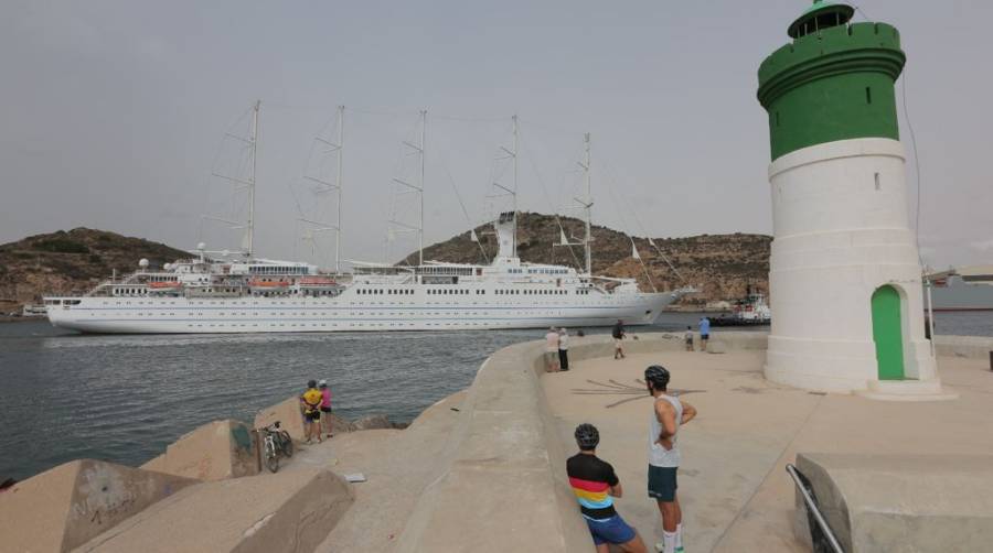 El crucero &ldquo;Wind Surf&rdquo; llega al Puerto de Cartagena, tras el par&oacute;n por la pandemia