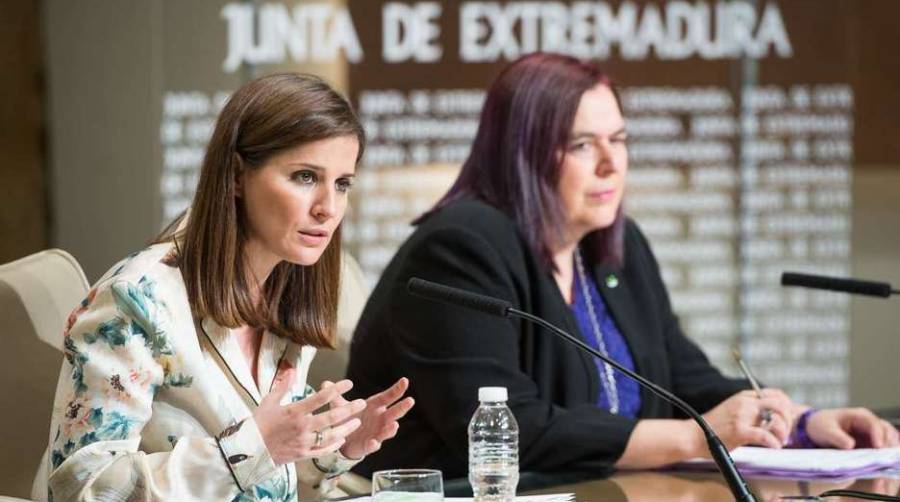 Isabel Gil Rosi&ntilde;a, portavoz de la Junta de Extremadura y Bego&ntilde;a Garc&iacute;a Bernal, consejera de Medio Ambiente y Rural, Pol&iacute;ticas Agrarias y Territorio de la Junta de Extremadura.