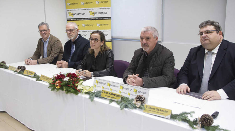 Desde la izquierda: Ignacio Maestro, director general de Movilidad de la Xunta de Galicia; Julio Villaescusa, presidente de Fenadismer; Ethel Vazquez, conselleira de Infraestructuras y Movilidad; Jos&eacute; Mar&iacute;a Rodr&iacute;guez, presidente de Apetamcor; Alberto Vila, coordinador de Apetamcor.