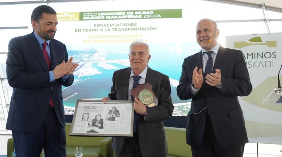 Manuel Santos recibi&oacute; un homenaje el 19 de abril de 2018 por parte de la Autoridad Portuaria de Bilbao. Su director, Carlos Alzaga y el entonces presidente, Asier Atutxa, le hicieron entrega de una metopa y una entrevista enmarcada que se le hizo durante su etapa como director del Puerto Aut&oacute;nomo de Bilbao. Foto J.P.