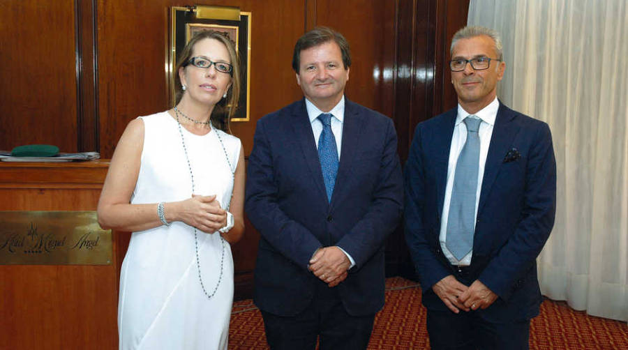 De izquierda a derecha, Laura Beretta, Officer Liaison de Confiad; Antonio Llobet, presidente del Consejo General de Agentes de Aduanas; y Massimo de Gregorio, presidente de Confiad. Foto I.Pe&ntilde;a.