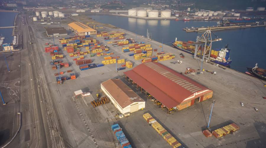 APM Terminals Gij&oacute;n est&aacute; equipado con una v&iacute;a de muelle de 450 metros para una carga r&aacute;pida y eficiente y un patio de ferrocarril separado con dos v&iacute;as de 350 metros para una &oacute;ptima flexibilidad.