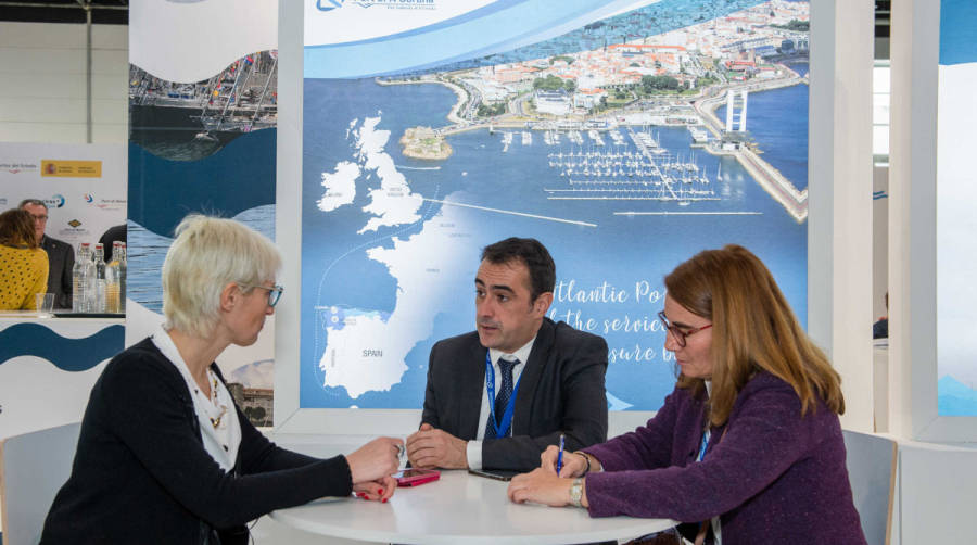 Samantha Garc&iacute;a-Carro, jefa de la Unidad Comercial de la AP de A Coru&ntilde;a (derecha) y Juan Diego P&eacute;rez Freire, director de la AP de A Coru&ntilde;a, en el stand de la feria Boot de D&uuml;sseldorf.