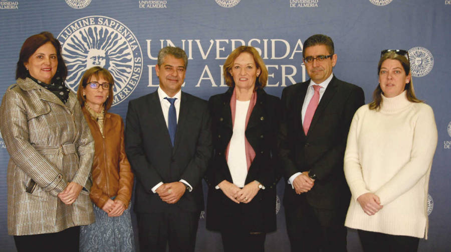 Al acto de renovaci&oacute;n del contrato asistieron el rector de la Universidad de Almer&iacute;a, Carmelo Rodr&iacute;guez; la presidenta de la Autoridad Portuaria, Mari Carmen Ortiz; Enrique Iglesias, por Medgaz, Mar&iacute;a Jes&uacute;s Garc&iacute;a Villalba, de L&oacute;pez Guill&eacute;n; Emma Victoria P&eacute;rez Williamson, de J. Ronco y C&iacute;a, y Antonia Garrido, investigadora de la Ual.