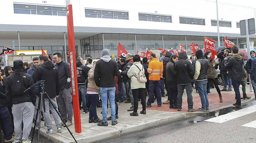 Trabajadores del centro log&iacute;stico de Amazon San Fernando de Henares en la asamblea informativa de la huelga.