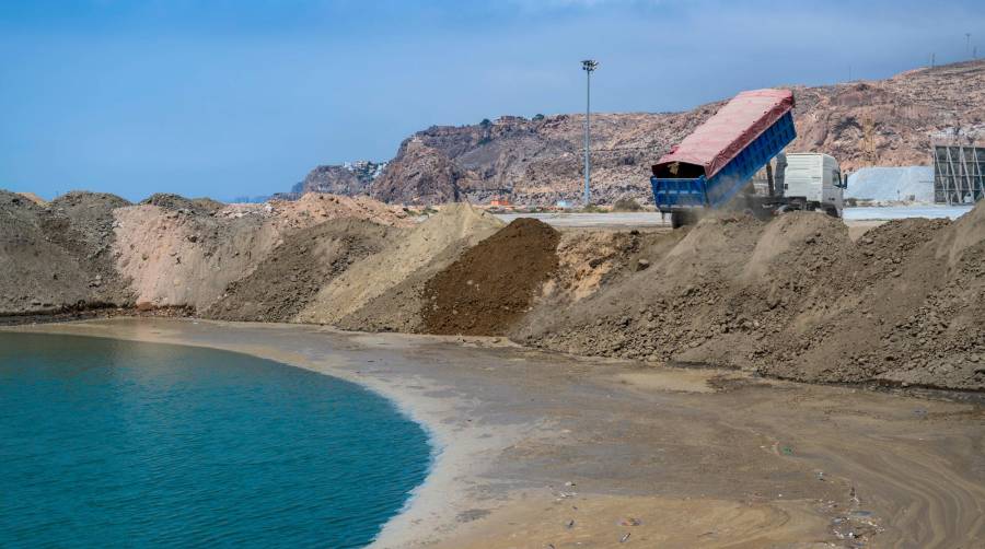 Unos 30 camiones diarios parten de las obras ferroviarias hacia el Puerto de Almería para verter tierras limpias.