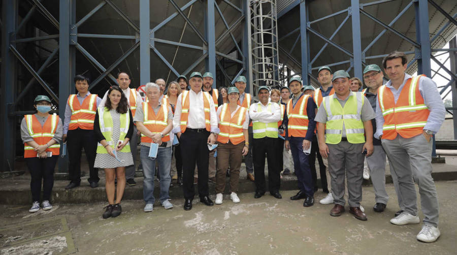 La delegaci&oacute;n log&iacute;stica de Barcelona junto a directivos de Volcafe durante la visita a una de las f&aacute;bricas de la compa&ntilde;&iacute;a en Vietnam. Foto E. Garc&iacute;a.