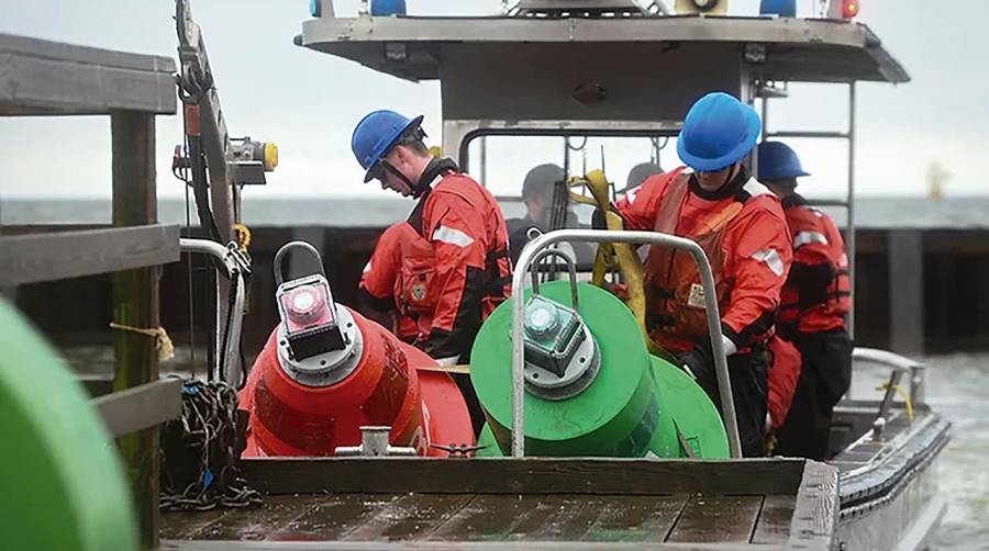 El Equipo de Ayudas a la Navegación (ANT) de la Guardia Costera de EE.UU. en Baltimore coloca boyas de señalización de canales en el río Patapsco, en Baltimore.