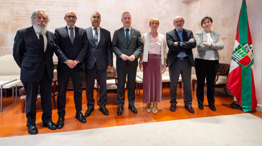 Desde la izquierda: José Antonio Taramona, representante del Ayuntamiento de Bilbao en Uniport; Asier Varona, secretario; Felipe Jaber Bringas, presidente; Íñigo Urkullu, Lehendakari; Arantxa Tapia, consejera de Desarrollo Económico, Sostenibilidad y Medio Ambiente; Jon Loroño, tesorero; Inmaculada Ugarteche, directora.