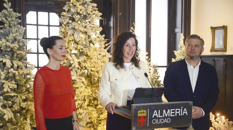 La presidenta de la APA, Rosario Soto, y la alcaldesa de Almería, María del Mar Vázquez, y el concejal de Cultura, Diego Cruz en la presentación de la programación de Navidad