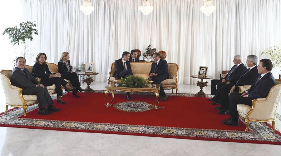 El presidente del Gobierno, Pedro Sánchez, y el jefe de Gobierno del Reino de Marruecos, Aziz Akhanouch, mantienen un encuentro en el Pabellón Real del Aeropuerto Internacional Mohammed V de Rabat.